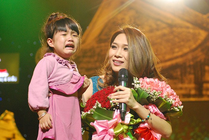 Cuối chương trình Mỹ Tâm còn bị rơi vào một tình huống dở khóc dở cười khi có một em bé lên tặng hoa cho cô lại đứng giữa sân khấu khóc nhè.(Theo giaoduc.net)